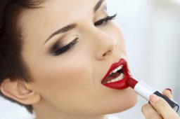 embedded_applying_lipstick_the_right_way